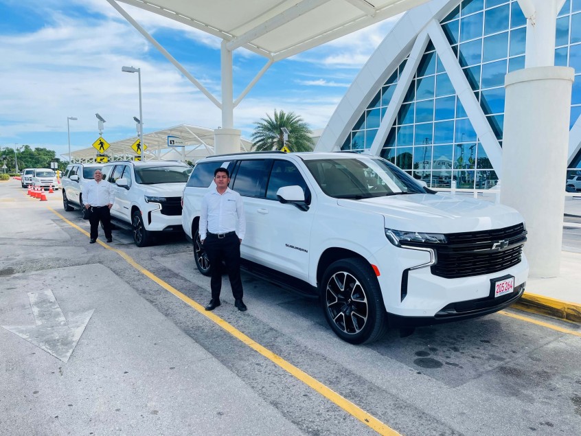 Suburbans-at-Airport-with-Drivers